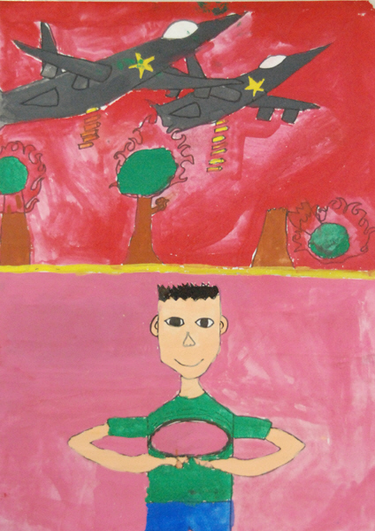 上半分には赤いそらを戦闘機が2機飛びミサイルを落として木々を燃やしている様子が描かれ、下半分にはピンク色の背景に男の子が微笑んでいる様子が描かれている、古堅小学校6年、濱元盛矢さんが描いた、戦争と平和というタイトルのイラスト