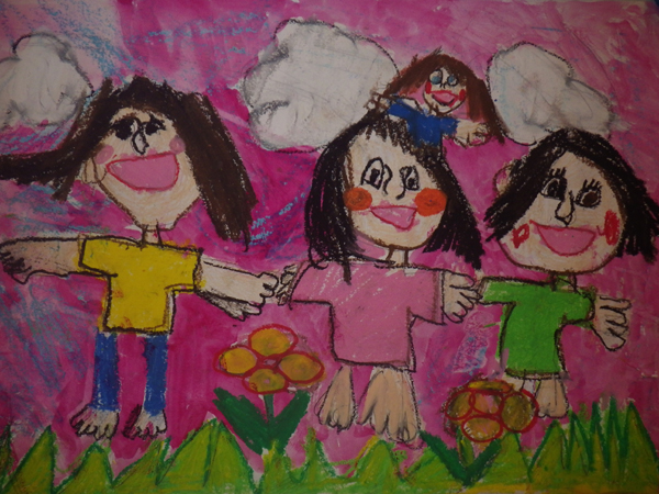 黄色、ピンク、緑、青の服を着た子供たちが、仲良く広場で遊ぶ様子の「みんな なかよし」のイラスト