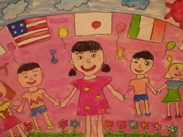 万国旗が広げられた空に風船が飛び、世界の子供たちが笑顔で手をつないでいる「平和っていいね」のイラスト