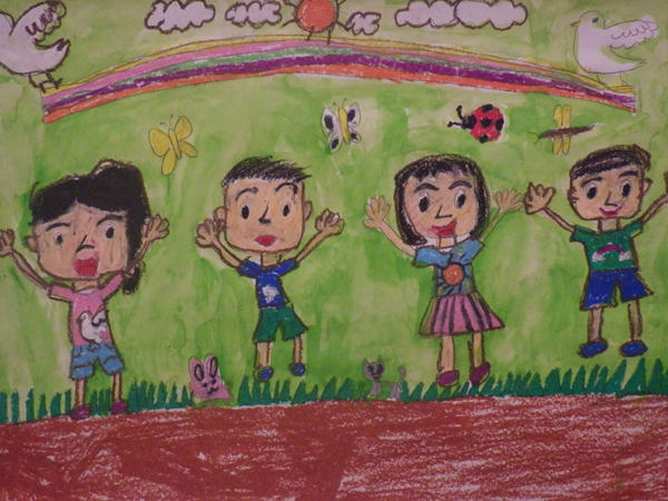 ハトが飛び、虹がかかる空に4人の子供たちが大きく手を空に広げ笑顔で笑っている様子の「はとは はばたいて」のイラスト
