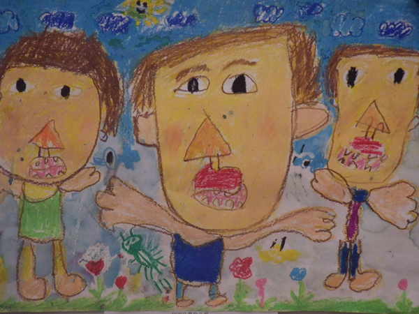 青く晴れた空と花が咲く広場で3人の子どもたちが笑う表情をしている「みんな わらっている」のイラスト