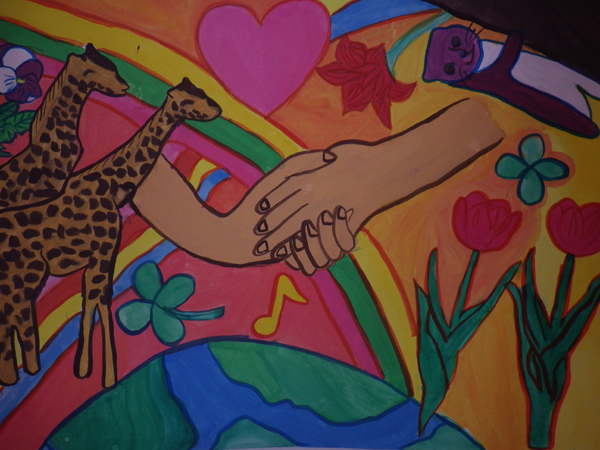 逆さまになりながら木にしがみつく動物、2匹のキリン、2本のチューリップ、2本の虹、大きな地球とハートが描かれ、その絵の中心で強く握手する手が描かれた「平和ってすてきだね」のイラスト