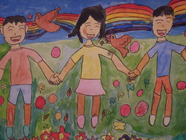 虹がかかる青空の下、少女と2人の男の子が笑顔で手をつないでいる「平和な日」のイラスト