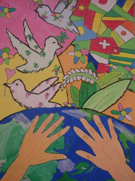 右に世界各地の国旗、左に平和の象徴の色とりどりのハト、その下に地球と両手のが描かれた「平和な未来」のイラスト