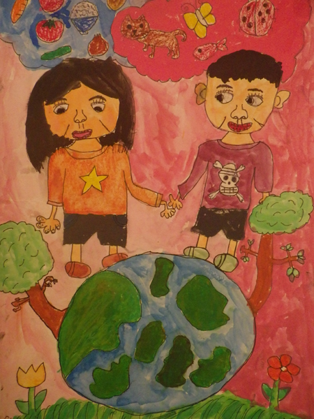 地球から大きく木が伸びている前で、男の子と女の子が野菜やくだもの、猫や魚や虫を想像している「平和な世界」のイラスト