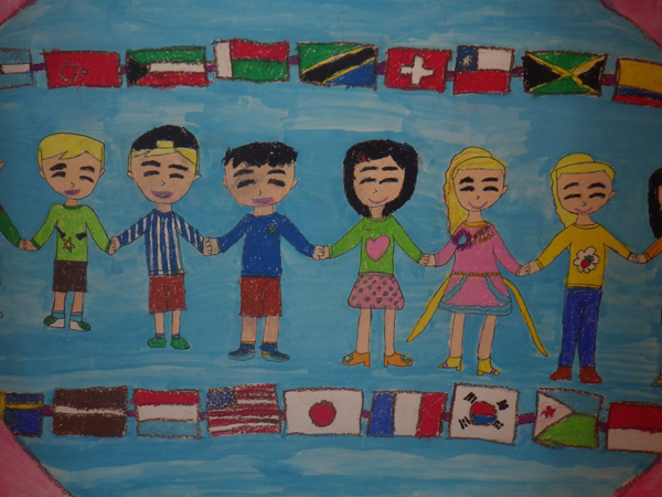 世界中の万国旗と国、人種、肌の色、服装が違う人たちが笑顔でお互いの手をつないでいる「平和の世界」のイラスト