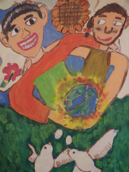 大きなヒマワリが咲く空の下、肩を寄せる男の子と女の子がお互いの光り輝く地球を抱いている「みんなが一つに」のイラスト