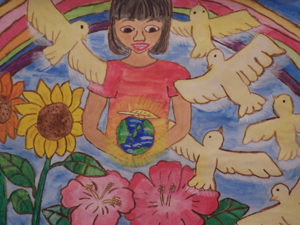 光り輝く地球を両手で抱えた女の子を祝福するようにたくさんのハトが飛びかい、ヒマワリなどの花が咲いている様子の「平和の願いを はとにたくして」のイラスト