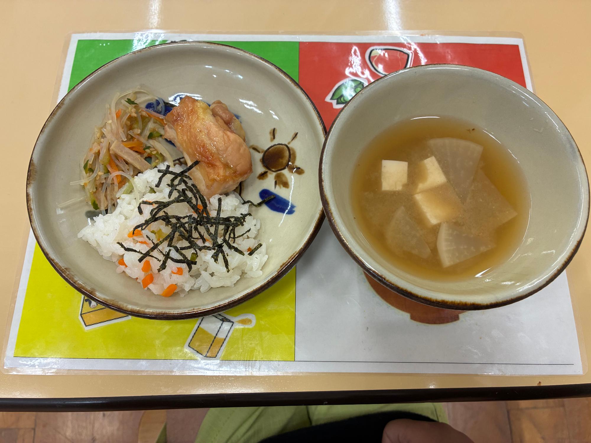 沖縄伝統工芸の「やむちん」の器に盛りつけられた保育所の給食写真