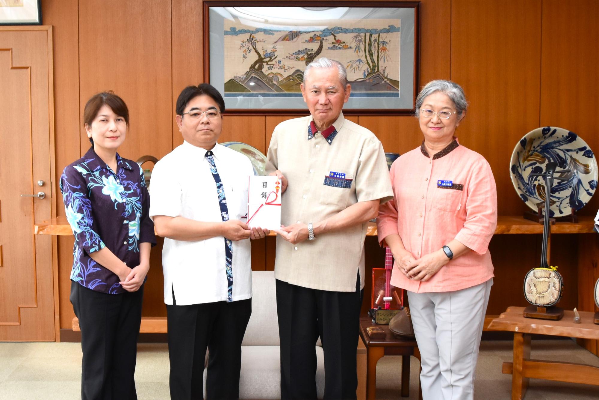 令和6年4月9日 株式会社沖縄仮設 代表取締役社長 幸喜 忠氏・取締役 幸喜 由美子氏による村長表敬