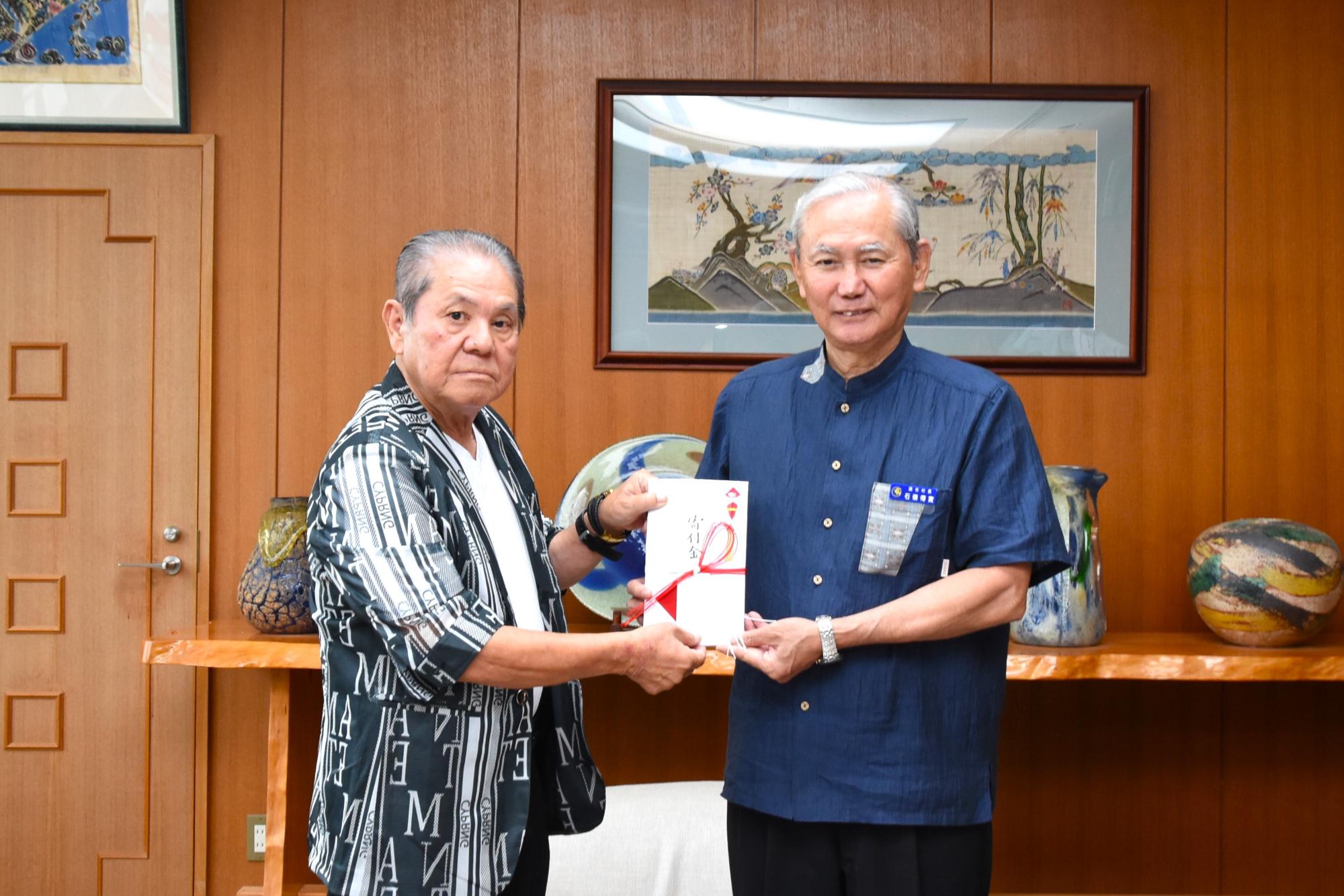 令和6年5月28日 有限会社ちむどんステージ 代表 新垣 武常氏による村長表敬