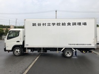 車体側面に「読谷村立学校給食調理場」と書かれた、給食配送用大型トラックの外観の写真