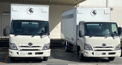 読谷村の給食を配送する、2台の給食配送車両の写真
