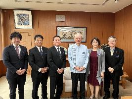 村長と令和7年度の教育委員メンバーの集合写真
