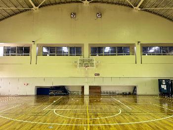 バレーボールやバトミントンなどができる読谷村体育センターの外観の写真