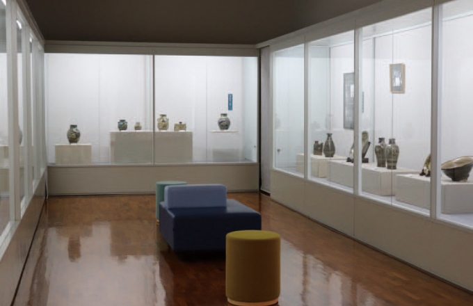 人間国宝の陶芸家、金城次郎氏の作品展示
