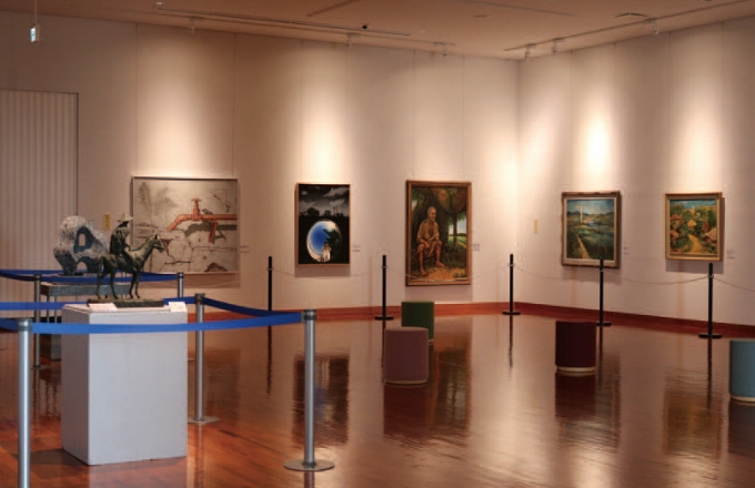 読谷村および県内作家の収蔵品を展示