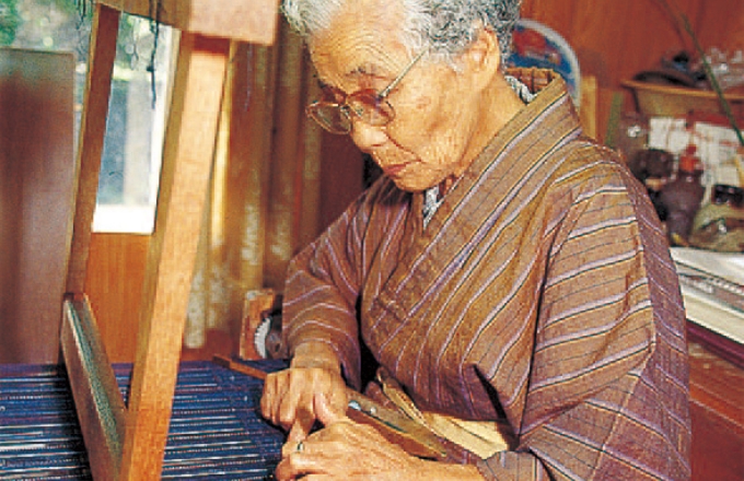 人間国宝・名誉村民　與那嶺 貞氏